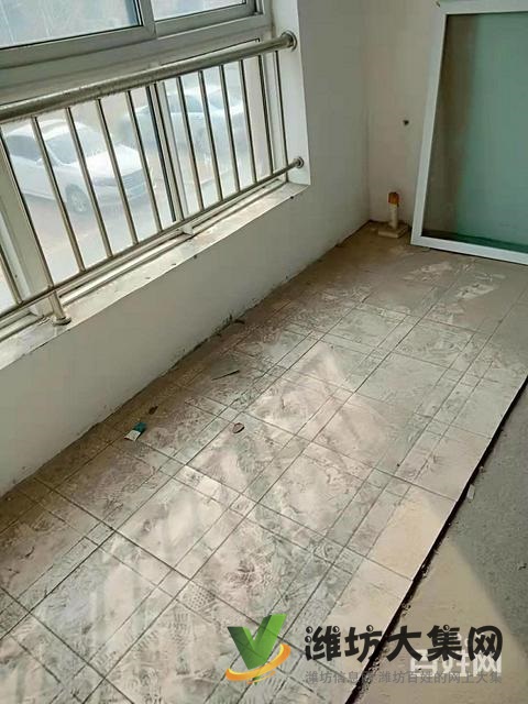 頤城華府多層一樓客廳朝陽(yáng),123平方南北通透,帶車(chē)