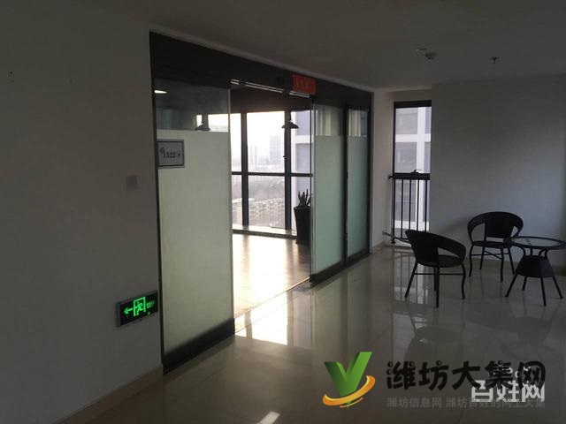 陽光100純寫字樓 兩臺空調(diào)帶獨立辦公室與部分辦公家具