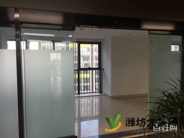 陽光100純寫字樓 兩臺空調(diào)帶獨立辦公室與部分辦公家具