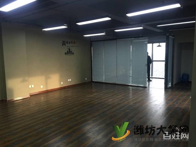 陽光100純寫字樓 兩臺空調(diào)帶獨立辦公室與部分辦公家具