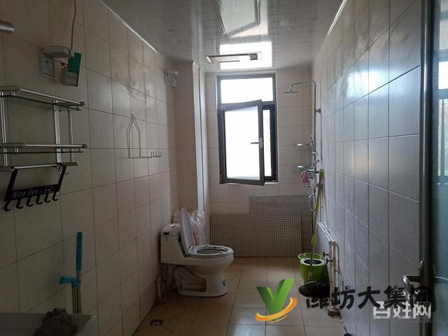 泰華近3室2廳2衛(wèi),豪華裝修,家具家電齊全,拎包入住。