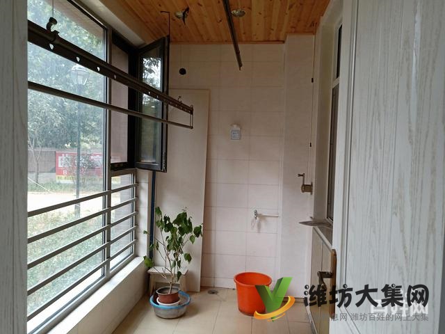 泰華近3室2廳2衛(wèi),豪華裝修,家具家電齊全,拎包入住。