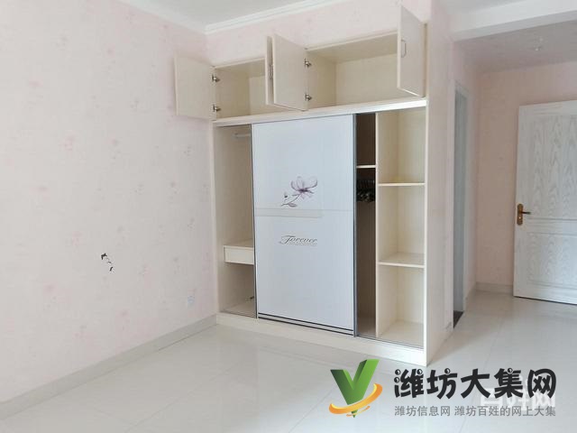 泰華近3室2廳2衛(wèi),豪華裝修,家具家電齊全,拎包入住。