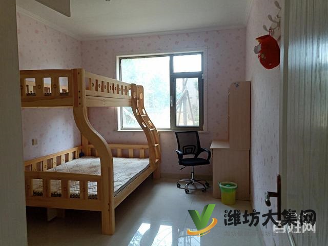 泰華近3室2廳2衛(wèi),豪華裝修,家具家電齊全,拎包入住。